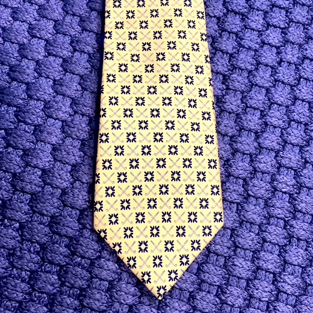 Vineyard Vines 100% silk tie - Yellow tie with navy golf design
